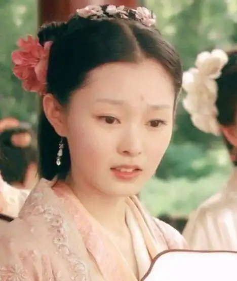 也许是因为小时候在优秀的表哥的衬托下,宋轶从小就被认为是第二