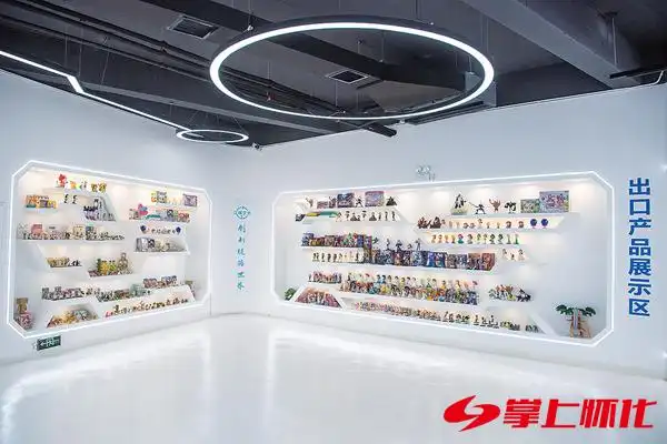 湖南江辉文化科技有限公司展厅内展示着该公司设计生产的玩具手办作品