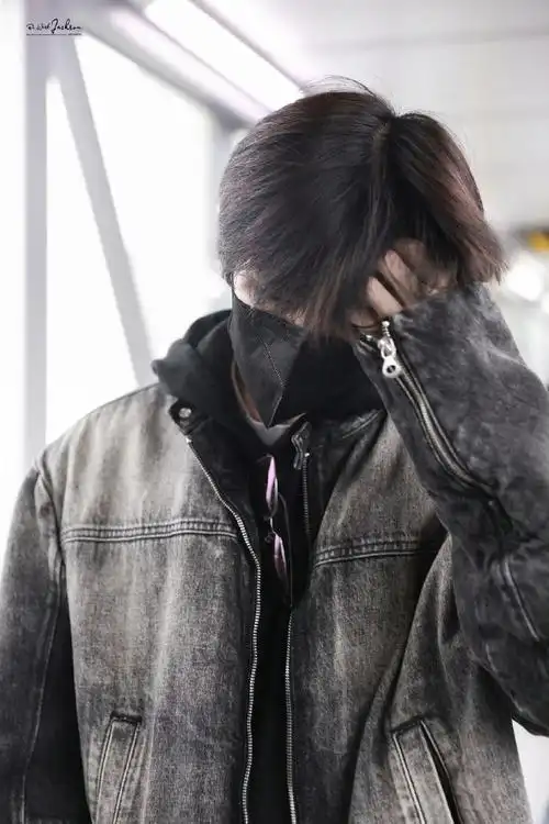 易烊千玺机场图#  易烊千玺重庆出发路透9615  牛仔外套搭配黑色