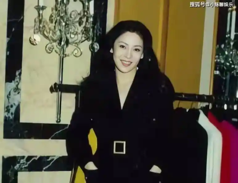 向华强专一宠她40年向太陈岚魅力依旧