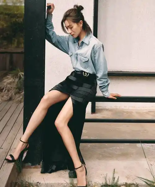 万茜黑色高开叉连衣裙高跟鞋大长腿写真_气质_显得_造型