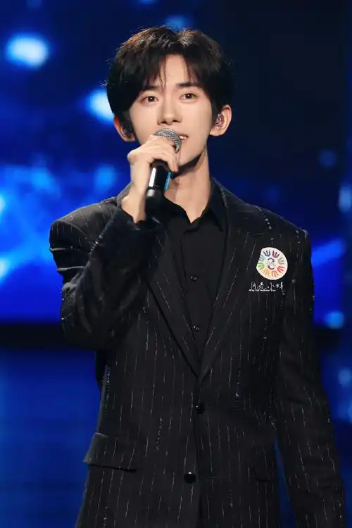 易烊千玺献唱不辞星海##易烊千玺于适同框照