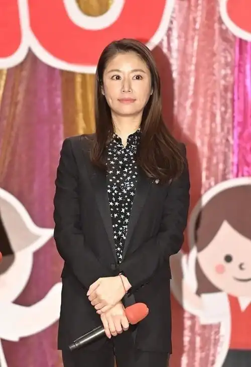 林心如终于不扮嫩了穿黑色星星衬衫配黑西装妆容淡雅好低调