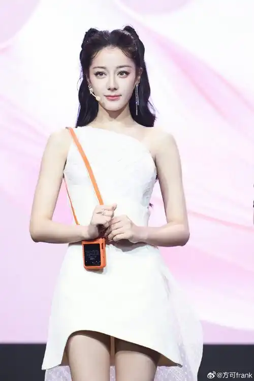 dlrb#迪丽热巴 联想发布会#  好可爱的猫猫发型,跟摩托手机logo号配