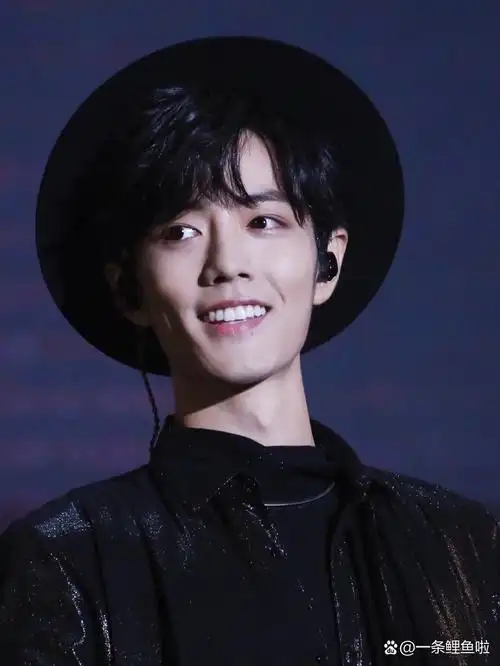 谁还记得泰见的倾城一笑🤤 因为一个笑上了"肖战 别笑了"的热搜