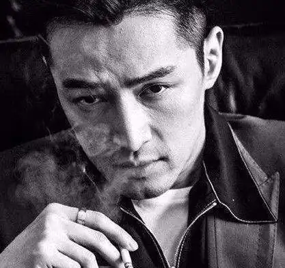 李易峰剧组抽烟被拍摄美女前来点烟动作娴熟乱弹烟灰引争议