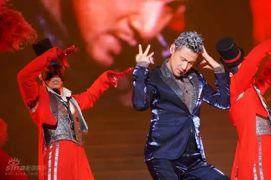 图文张学友闭幕首场演唱会手翘兰花指