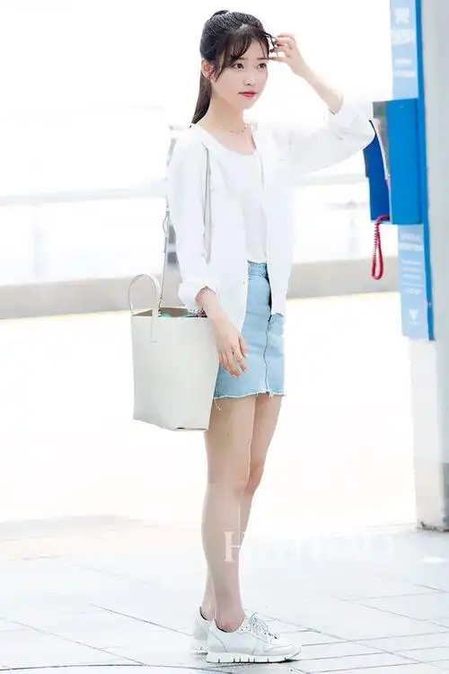 iu-李知恩2016年7月22日韩国仁川机场街拍:背milma浅灰色手袋,踩