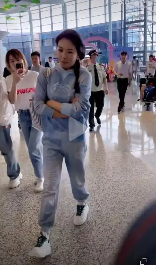 刘涛在机场被围观她脸干巴巴的还很黑而且走路姿势太不好看