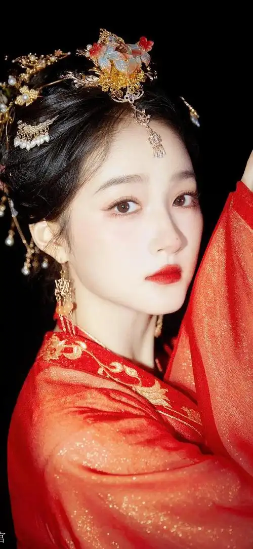 关晓彤的古装造型不仅展现了她独特的气质,更在细节之处彰显了她的