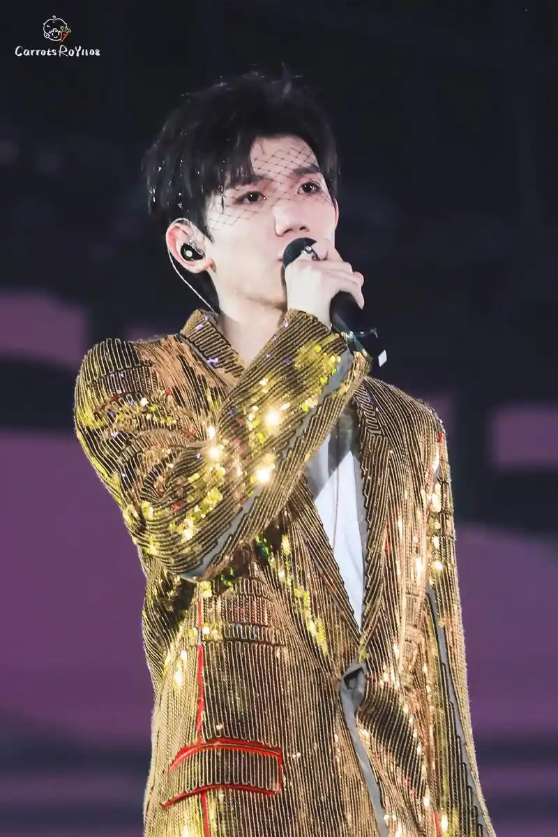 王源 在#tfboys六周年# 个人solo舞台,选择了金色亮片西装,搭配同