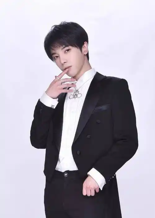 原创原创172的华晨宇遇上173的关晓彤暴露真实身高