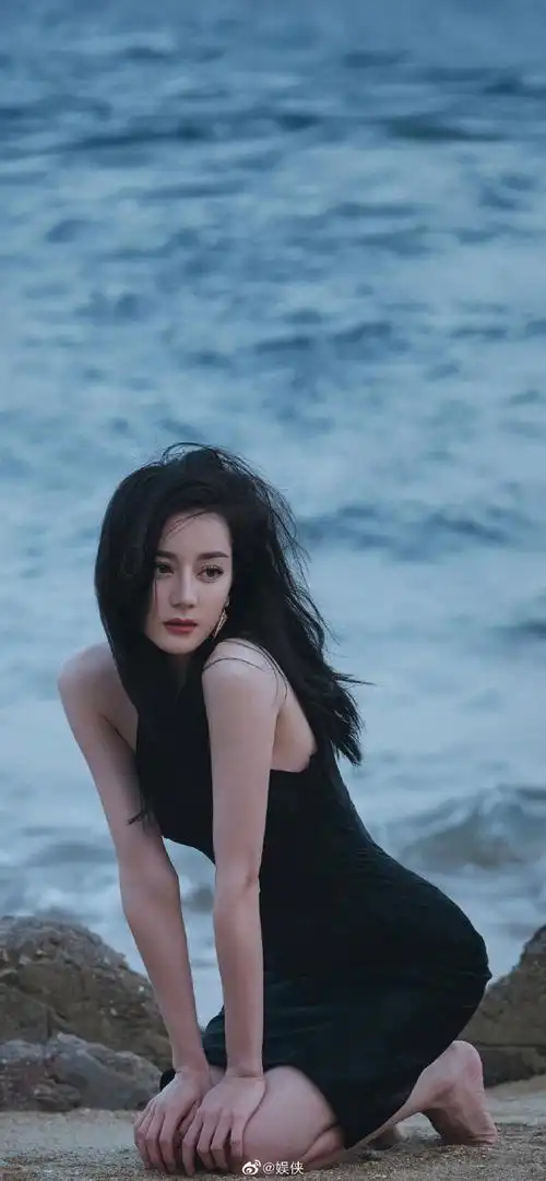 迪丽热巴海滩背影照