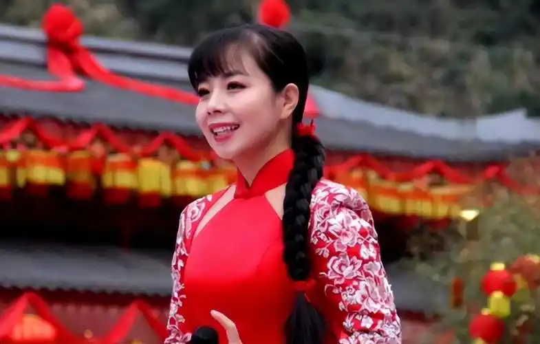 回顾王二妮23岁成名放弃百万年薪下嫁农村婆婆态度让她不后悔