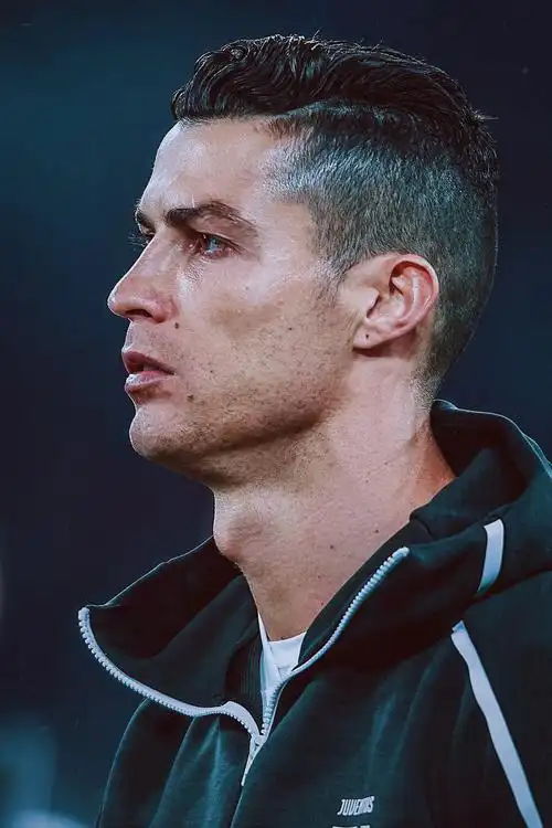 可否分享c罗的高清经典图片? - 知乎