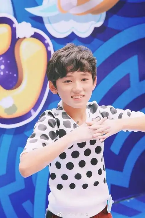 宋亚轩童年节目录制旧照