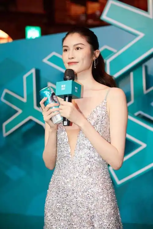 何穗气场太强,白色礼服大秀神仙身材,一颦一笑间尽显女神范|发型|模特