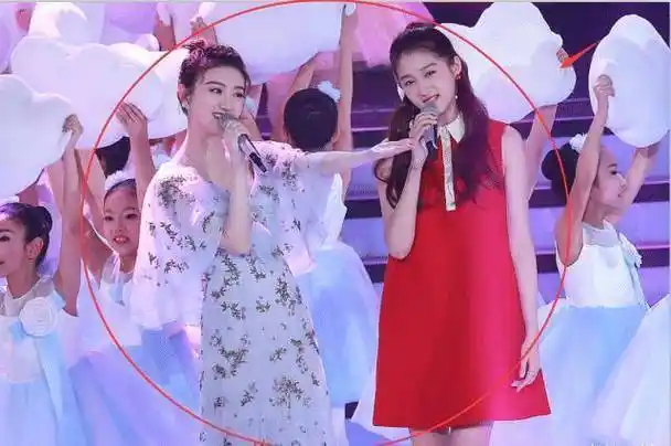 关晓彤都是娱乐圈的女神,她们也是靠着自己才华成为了人气很高女明星