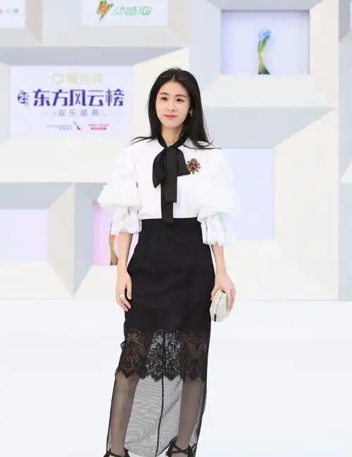 张碧晨白长这么高了,走红毯就没穿对过一次,特别是鞋子!