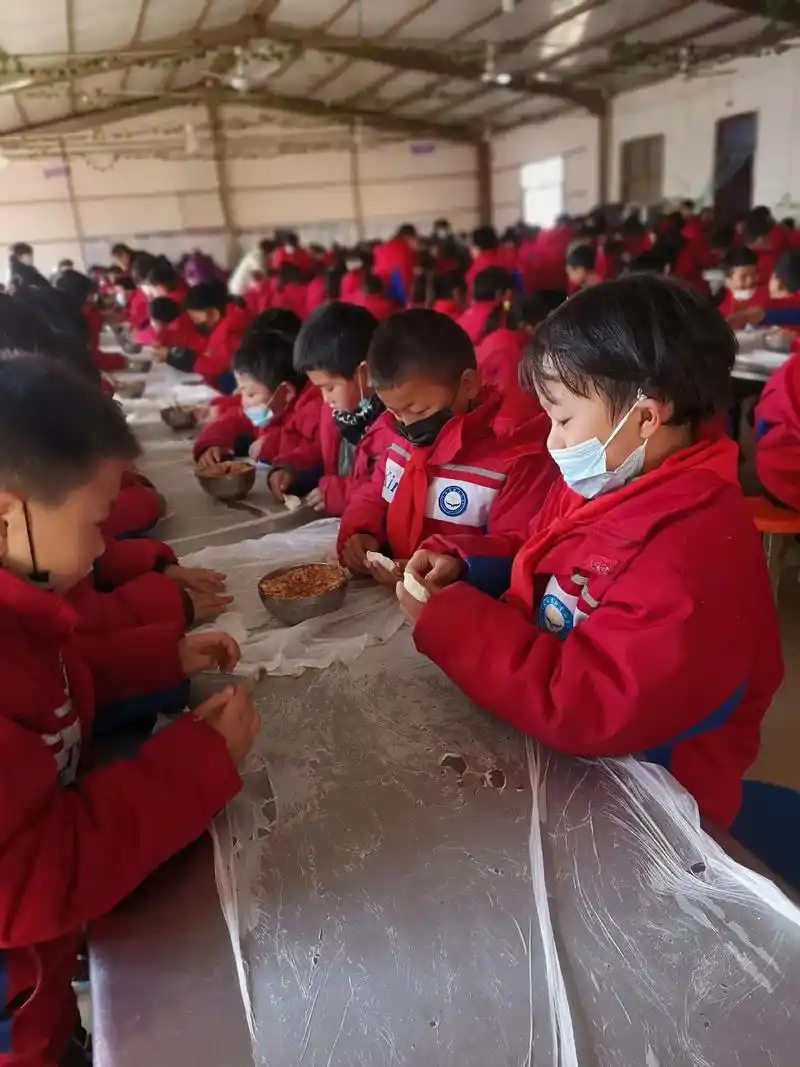 新星小学校长带领全体师生一起包饺子过冬至节9696,看我们家 - 抖