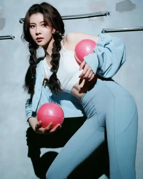 女星健身保持形体是很常见的,大多是会选择练瑜伽来保持身材,那宋妍霏