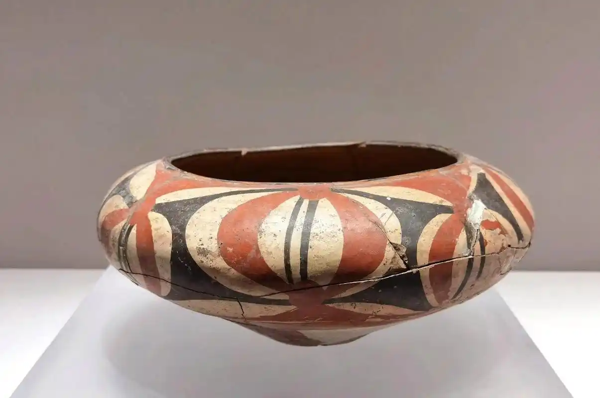 彩纹陶器·大汶口文化 5000年前祖先们不光懂得极简,还娴熟运用色彩和