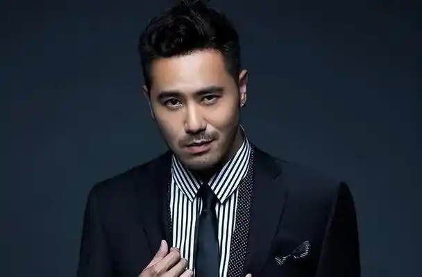 陈亦飞妻子是谭维维现在40岁没孩子平凡日子过得依旧很幸福