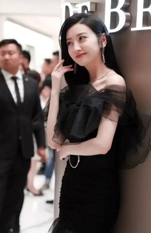 不过景甜可不止一种风格,同样是黑色裙装,裙装风格款式不同,性感魅力