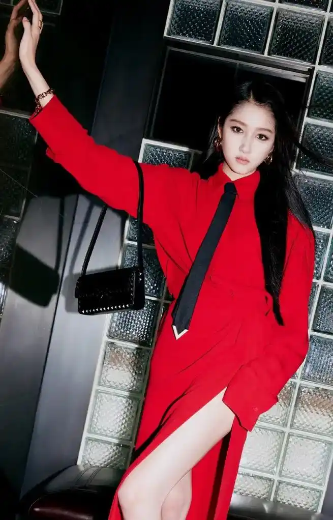 关晓彤穿一条高开叉红裙露出迷人的美腿,散发出冷艳高贵气质 - 抖音