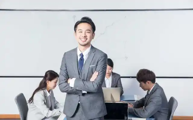 我们在职场里总会遇到这样一个场景:领导为了掌控员工的工作内容和各