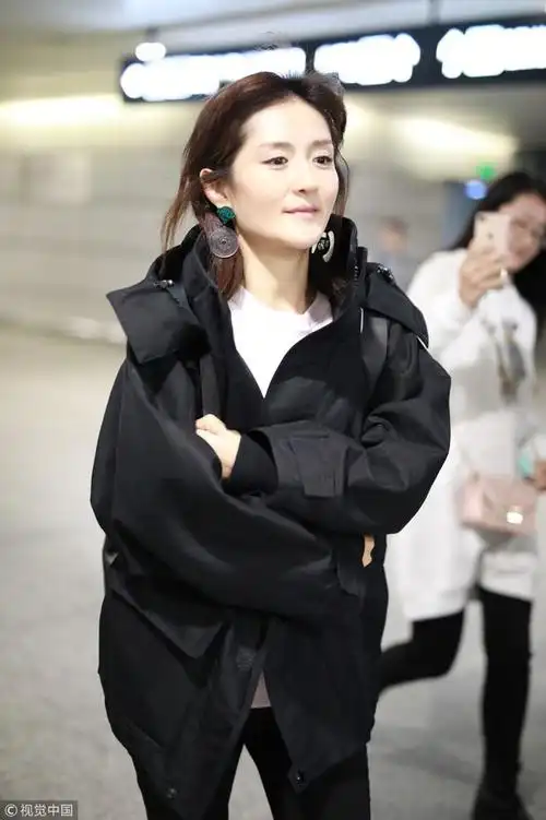 37岁谢娜素颜现身机场编小辫露甜笑少女感爆棚一动作超暖心