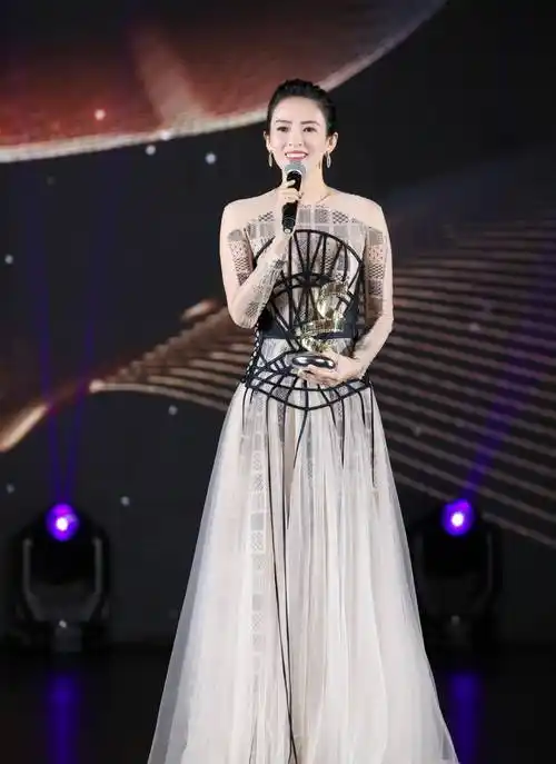 原创章子怡孕后发胖靠黑色裙子藏肉看来明星也有普通人的烦恼