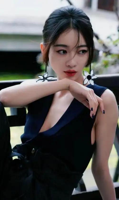 山清水秀,美人如画.端庄大方,怡然自得.最美"璎珞"吴谨言.