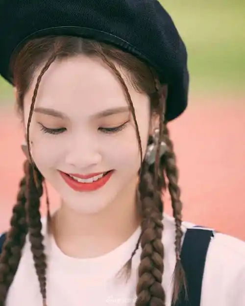 杨丞琳校园风写真超靓!雪肤玉貌微笑很甜美得让人窒息_马尾_黑色_t恤