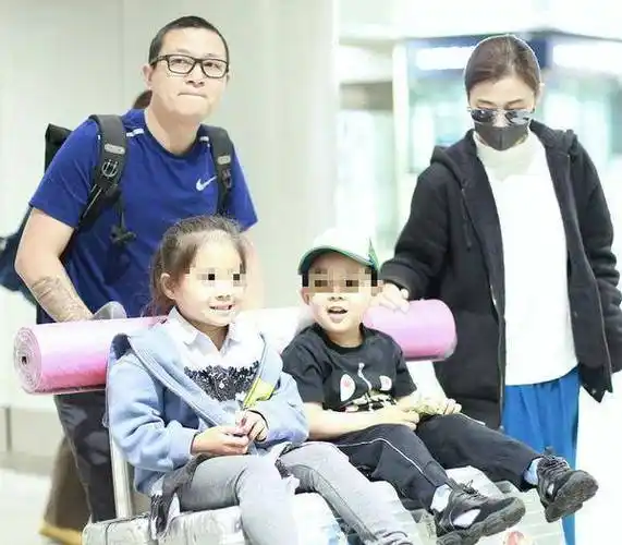 45岁梅婷聚餐被偶遇!