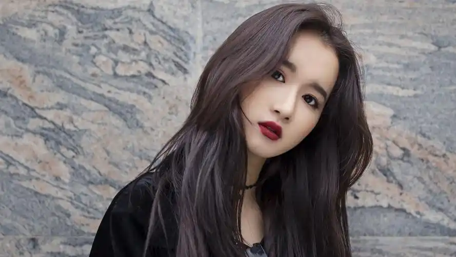 优雅时尚的女人户外写真