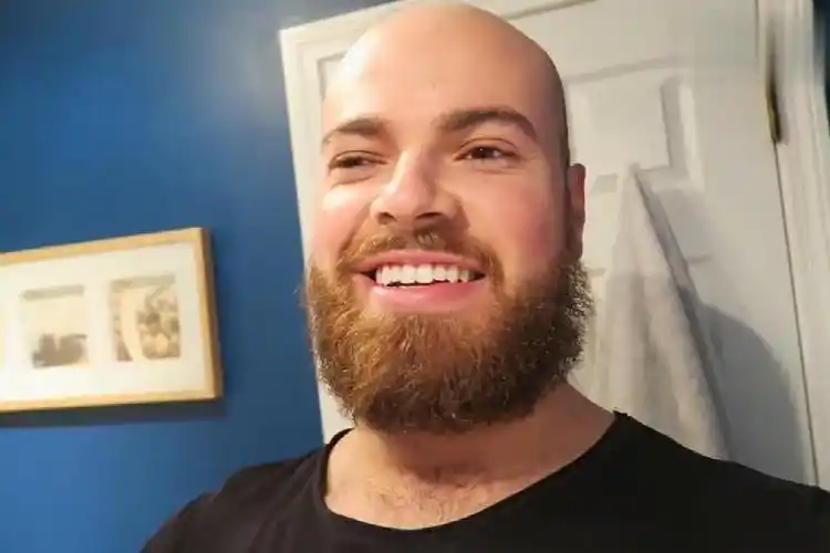 光头小哥满脸络腮胡看着好霸气狠心刮掉后变得清爽又可爱