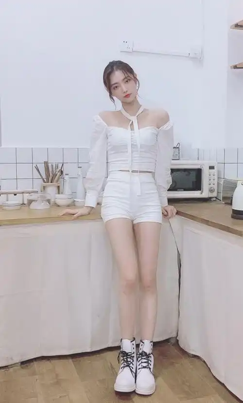 为秀出全队最长的腿许佳琪穿改良版马丁靴腿真长了5公分