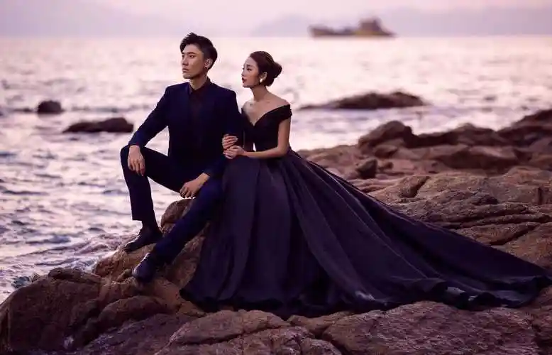 大气优雅海边礁石婚纱照