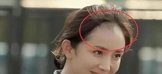 17岁杨幂被49岁成龙搂在怀里举止亲密网友整没整容一目了然