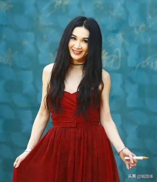 温碧霞堪称长卷发女神穿抹胸连衣裙配腰带亮相57岁美得太惊艳