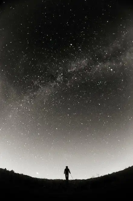 渺小的一个人孤独的图片_唯美意境图片_窝窝qq网