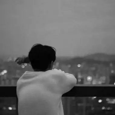 男生背影黑白头像伤感图片高清伤感孤单的男生背影图片头像