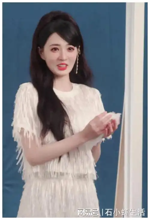 徐璐姐弟恋曝光与鲜肉吴崇轩亲密游园甜蜜搂腰照流出