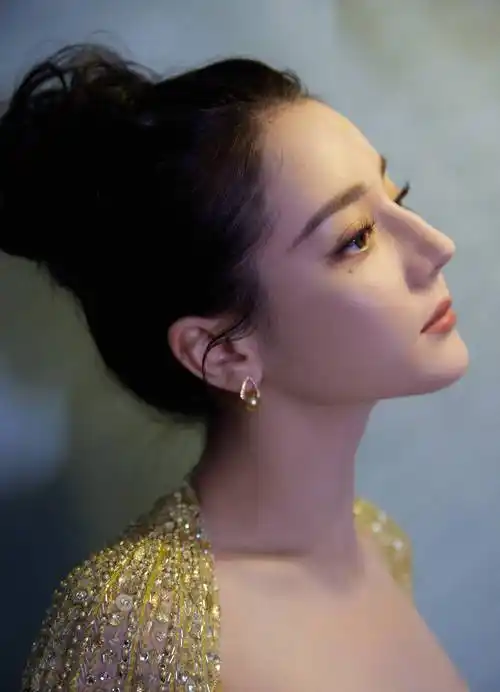 迪丽热巴写真身穿金色水晶缀饰长裙,露出自己的锁骨和事业线-爱读书