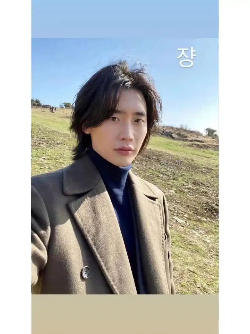 6/17 二硕更新ins快拍 长发造型 魔女2 #李钟硕ins动态更新# #人间