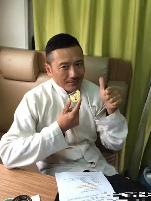 60岁男神苗侨伟近照!油光满面皱纹明显,黑白休闲装儒雅随和