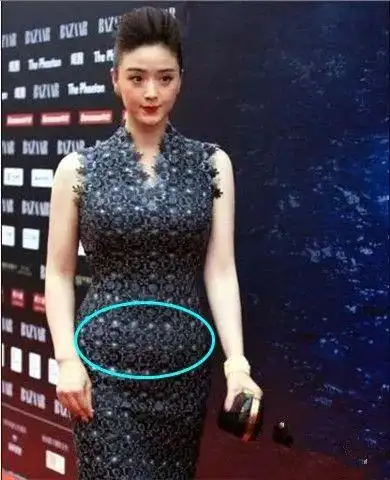 结果连小肚子也呼之欲出不仅腰粗,蒋欣的肩膀也超级厚,虽然说脸小是