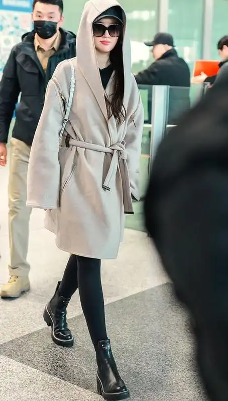 刘亦菲亮相北京机场,墨镜连帽衣很酷飒,与粉丝挥手好温柔