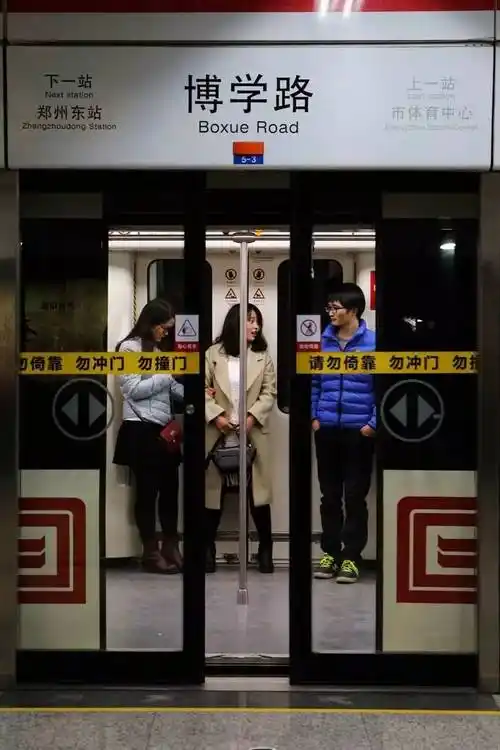 这是郑州地铁里,你没见过的风景!新鲜,甜蜜,快乐,忧伤